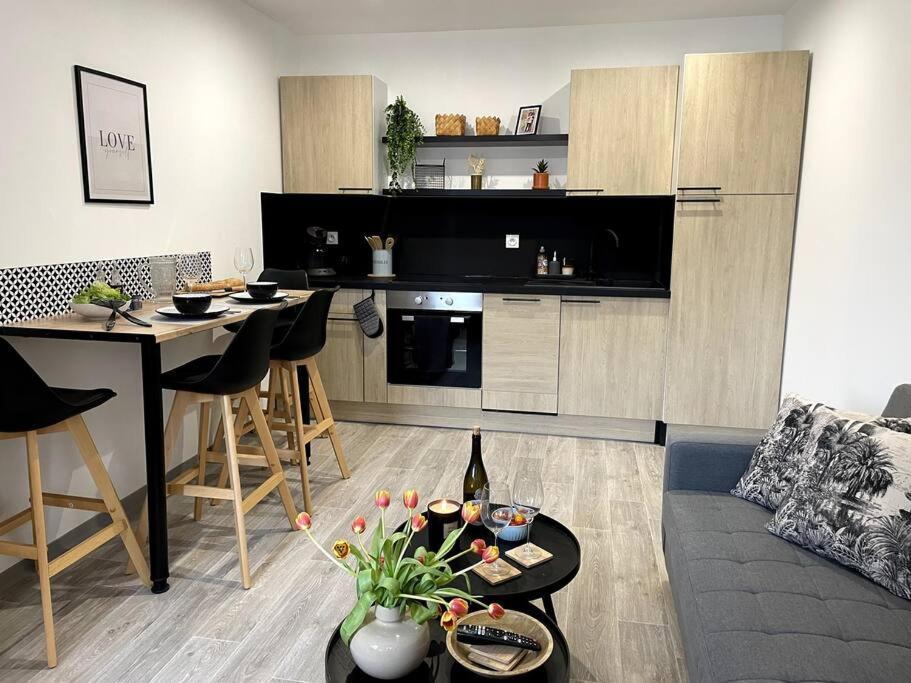 Bel Appartement Sur Cour Plein Centre Ville Et Parking Мулен Экстерьер фото
